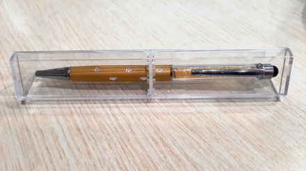 Ручка-стилус подарочная, с поворотным механизмом в прозрачном пластиковом футляре, бежевый корпус с цветочками