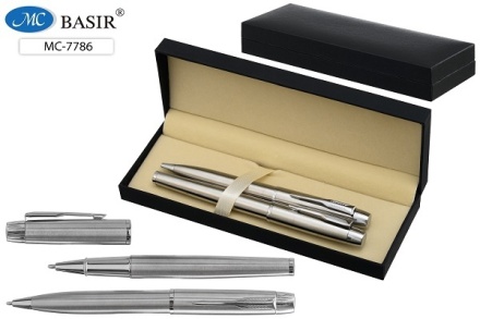 Подарочный набор: 2 металлические ручки ( с поворотным механизмом и ручка с колпачком), объёмный серебристый корпус; цвет чернил-синий; подарочный футляр.