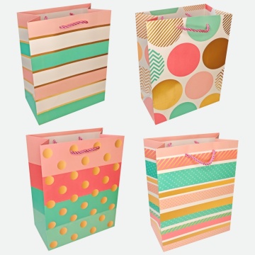 Пакет подар. бумажн. 18*24*8,5 см 210 гр/м2 Dream, 4 дизайна