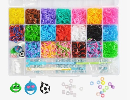 Плетение из резинок. Набор: Резинки разноцветные 2000 шт, 20 цв. + инструменты для плетения, бусины, подвески. В пластиковой коробке