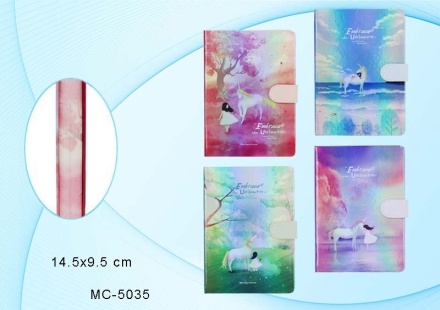 Ежедневник-записная книжка: "ОБЪЯТИЯ ЕДИНОРОГА"; на застёжке-магните, обложка-7БЦ тиснение фольгой, цветная-с голографическим рисунком .ассорти., блок-клетка 1 офсет (прошитый), внешняя сторона блока цветная, 112 листов; 14,5*9,5 см.